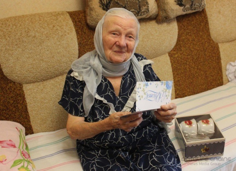 Долгожительница Ленинского района принимает поздравления в свой 102-й день рождения