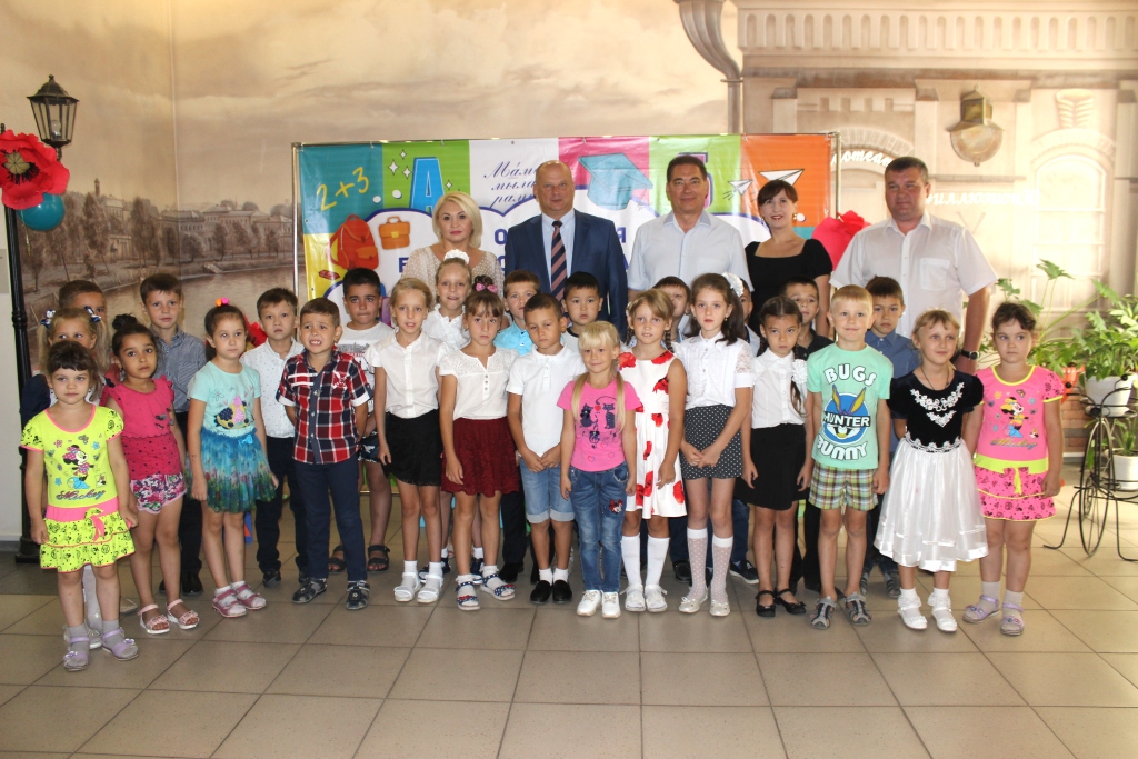 В рамках акции «Первоклассник» еще 30 школьников получили свои первые портфели.