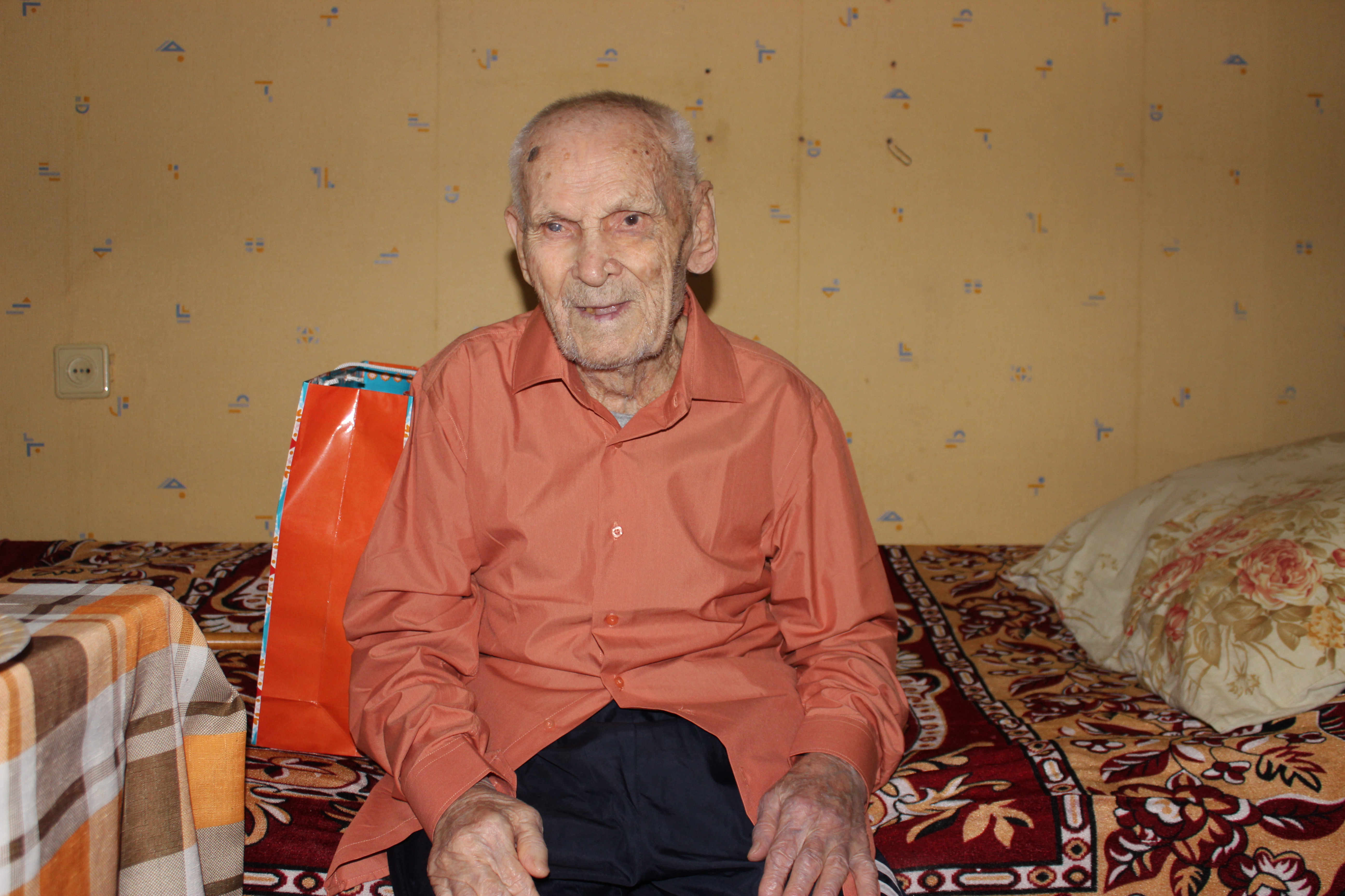 Долгожитель Ленинского района принимает поздравления в свой 104-й день рождения.