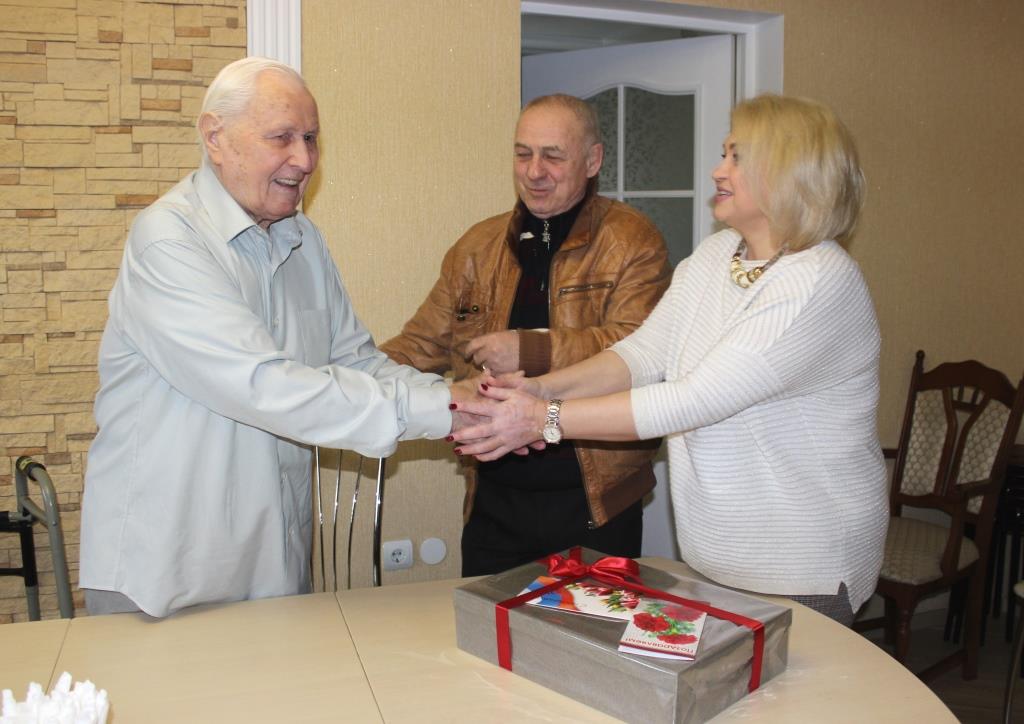 Участник Великой Отечественной войны принимает поздравления
