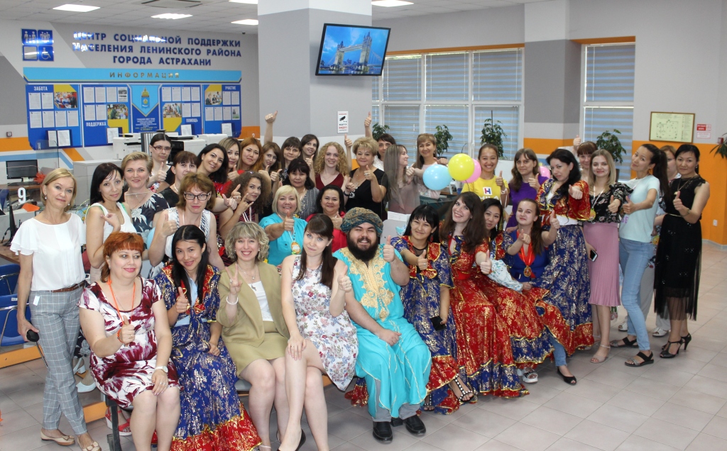Сотрудники Центра социальной поддержки населения Ленинского района принимают поздравления.
