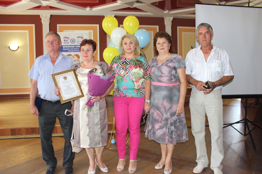 Супружеские семьи Ленинского района наградили медалью «За любовь и верность»