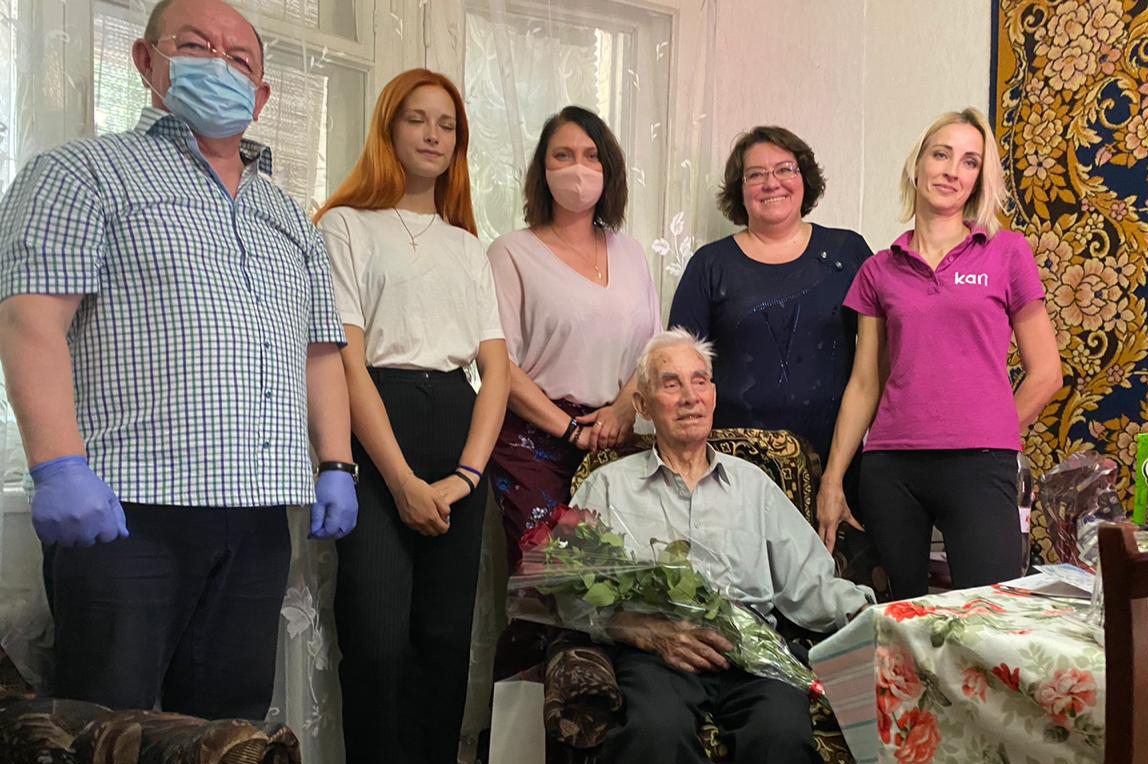 Почетный житель Ленинского района принимает поздравления в свой 90-й день рождения.