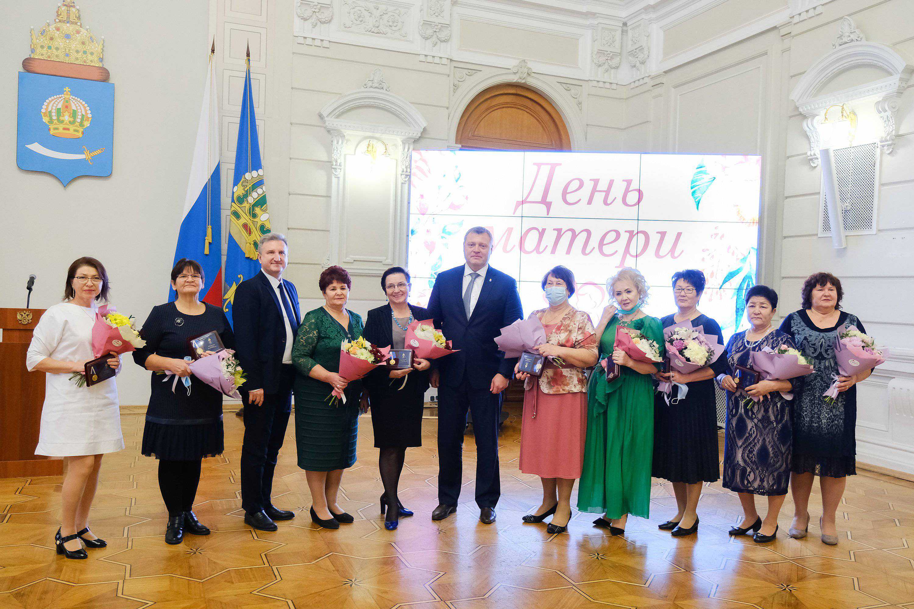 Жительница Ленинского района награждена медалью  «Материнская слава»
