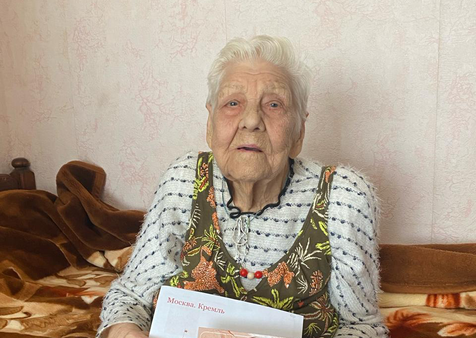 Жданова Тамара Александровна принимает поздравления с юбилеем